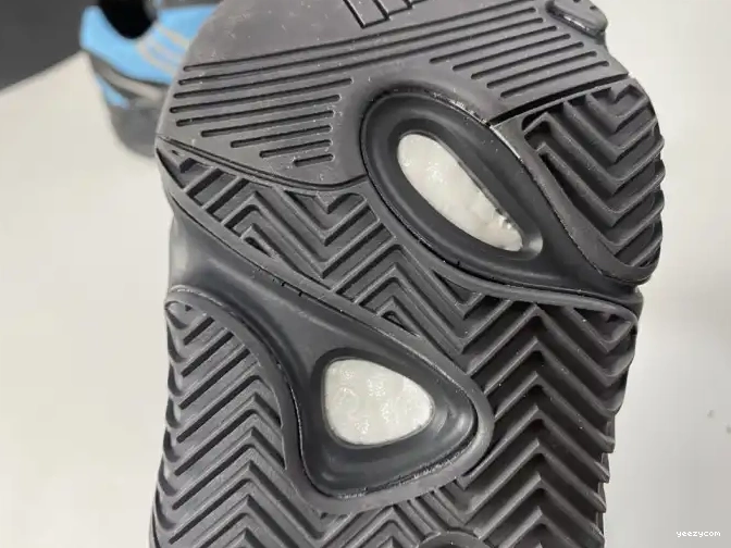 'Bright Boost GZ3079 MNVN Yeezy Cyan' 700 ADIDAS 0428